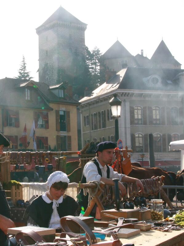 Retour des Alpages 2024 retour alpages Stand d'artisanat traditionnel durant la descente des Alpages