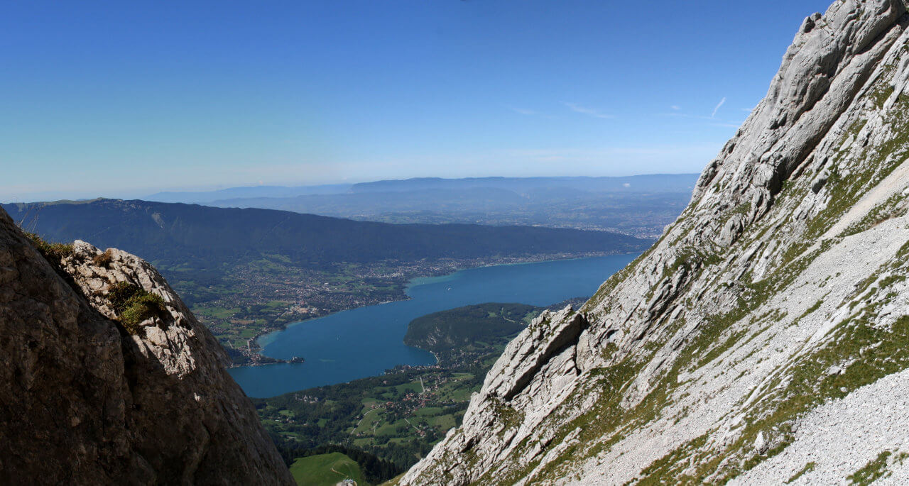 Annecy, le lac en fond la tournette et ses pierriers