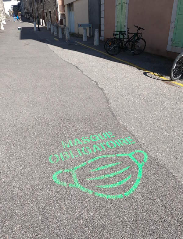 Visiter Annecy malgré le coronavirus annecy marquage sol masque obligatoire marquage sol zone masque obligatoire
