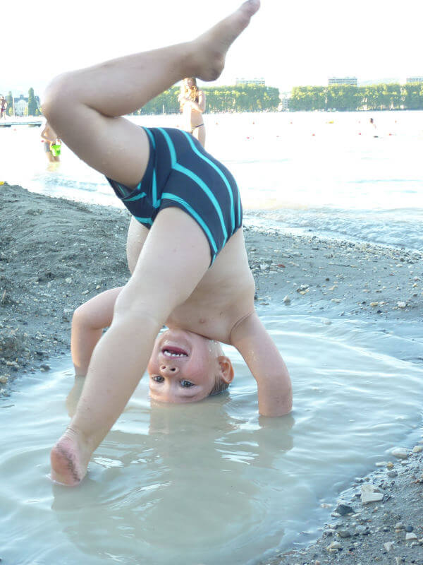 Baignade au lac d'Annecy baignade enfant enfant heureux sur la plage d'Annecy
