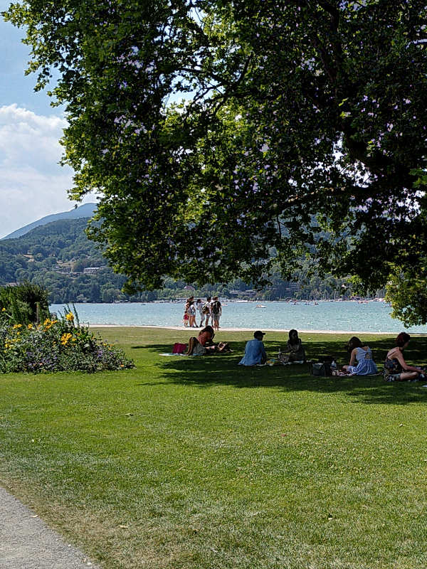 La météo à Annecy lac soleil un après midi de détente au bord du lac d'Annecy