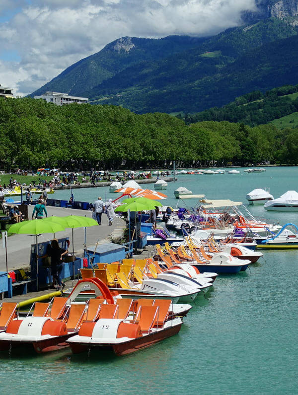 Location de pédalos et bateaux au lac d’Annecy