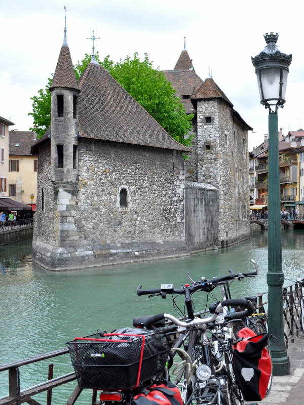 Vélo électrique à Annecy velo annecy Vélos devant le palais de L'île