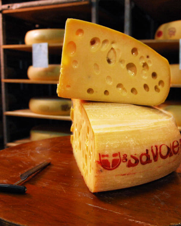 Meule d'Emmetal de Savoie coupée