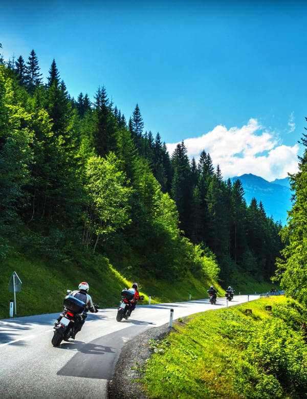 Sur la route des lacs : ce qu'il faut prévoir pour un road trip moto au départ d'Annecy prevoir depart annecy route trip moto montagne