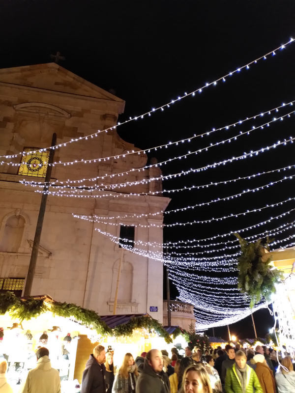 Marché de Noël à Annecy et animations de Noël marche noel annecy quai vicenza église illuminée au Marché de noël Annecy