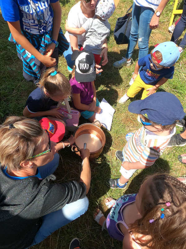 Activités avec les enfants à Annecy atelier fabrication fromage atelier confection de fromage