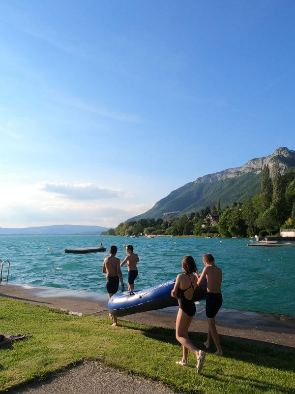 Activités avec les enfants à Annecy bateau plage menthon saint bernard bateau de plage au lac d'Annecy