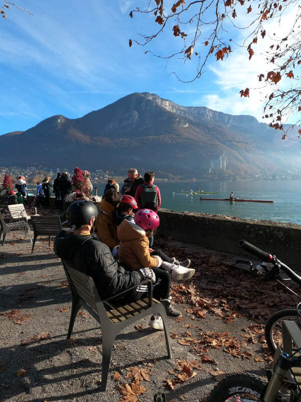 Activités avec les enfants à Annecy pause velo famille famille qui se repose après une balade en vélo à Annecy