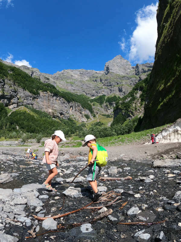 Activités avec les enfants à Annecy torrent jeux eau jeux dans un ruisseau des Alpes