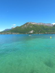 couleurs vert bleu du lac d'Annecy